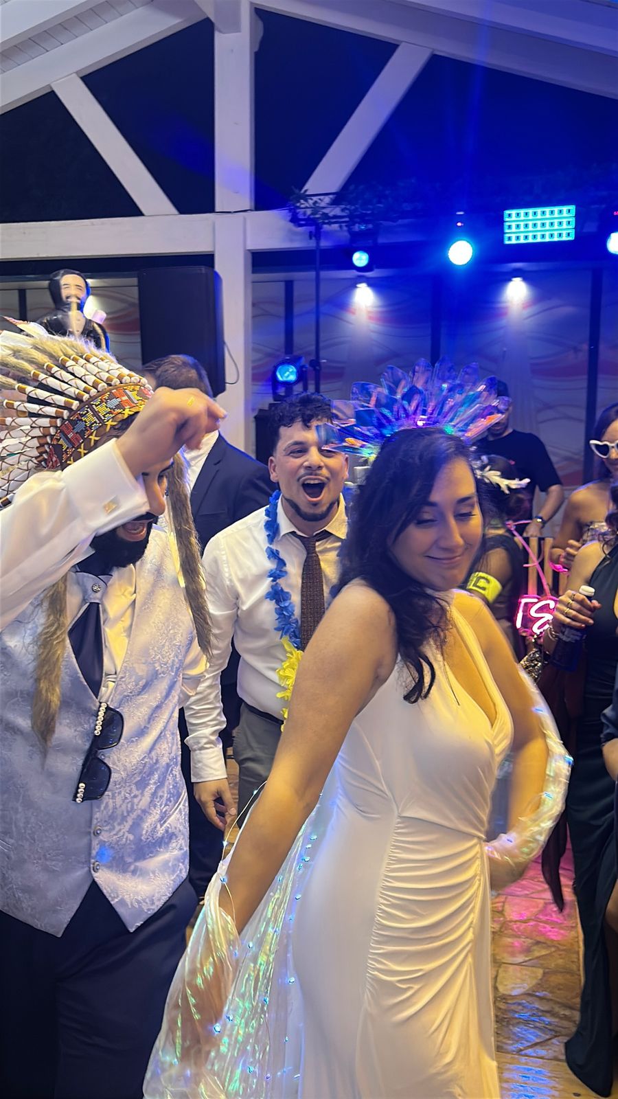 Novia e invitados en la Hora Loca de una boda con Doblebeat Show